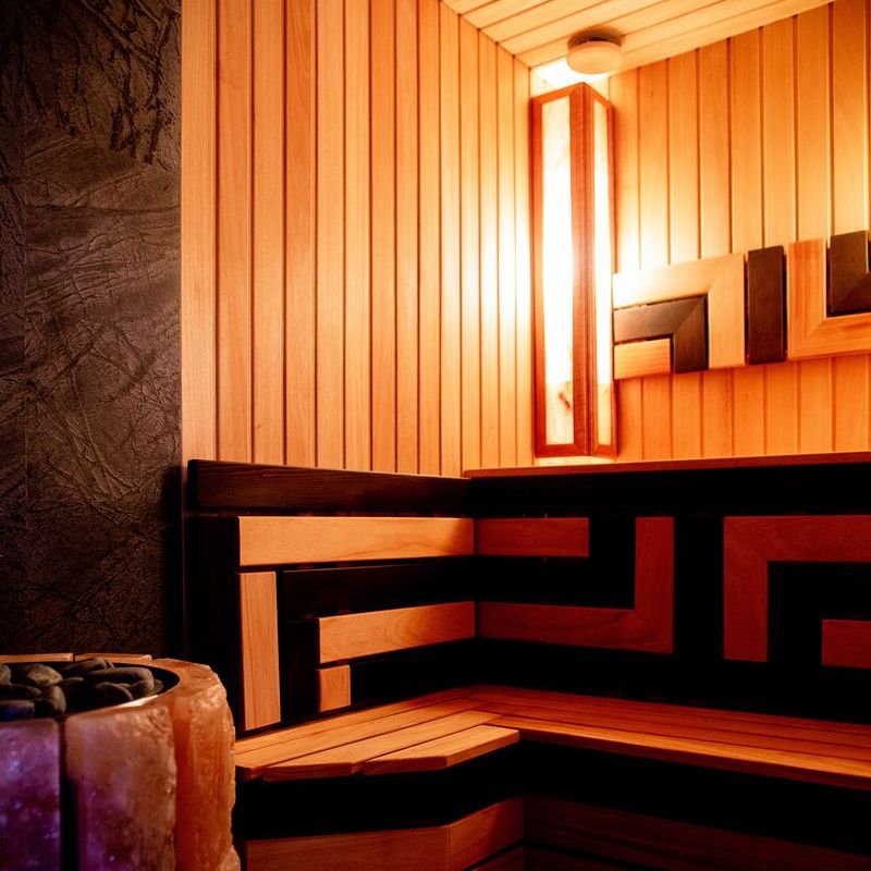 Сауна с печью из Розовой гималайской соли и отделкой абаш и кедр